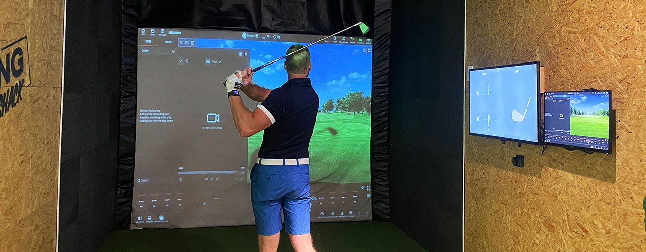 Golfer playing indoors on trackman simulators